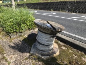 道の傍らに大きなネジ！？