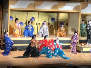 迫真の演技に、たくさん飛び交う『おひねり』!