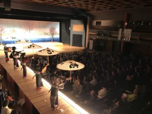 演目『青砥稿花紅彩画(あおとぞうしはなのにしきえ)』のオープニング。 ※通称『白浪五人男』